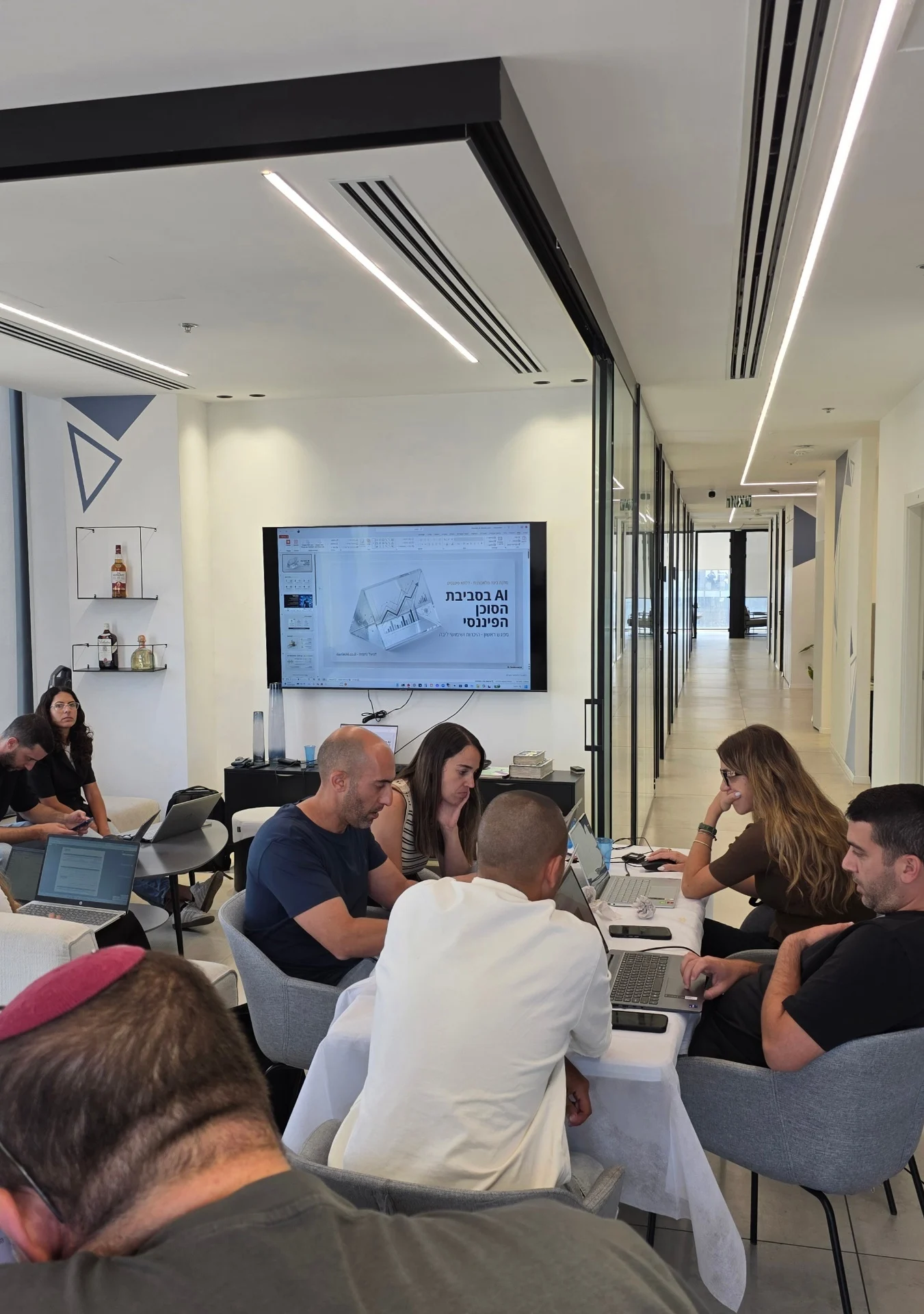 הטמעת סוכני AI בחברה פיננסית — מפגש עבודה צמוד לבניית סוכנים ואוטומציות חכמות במגזר הפיננסי